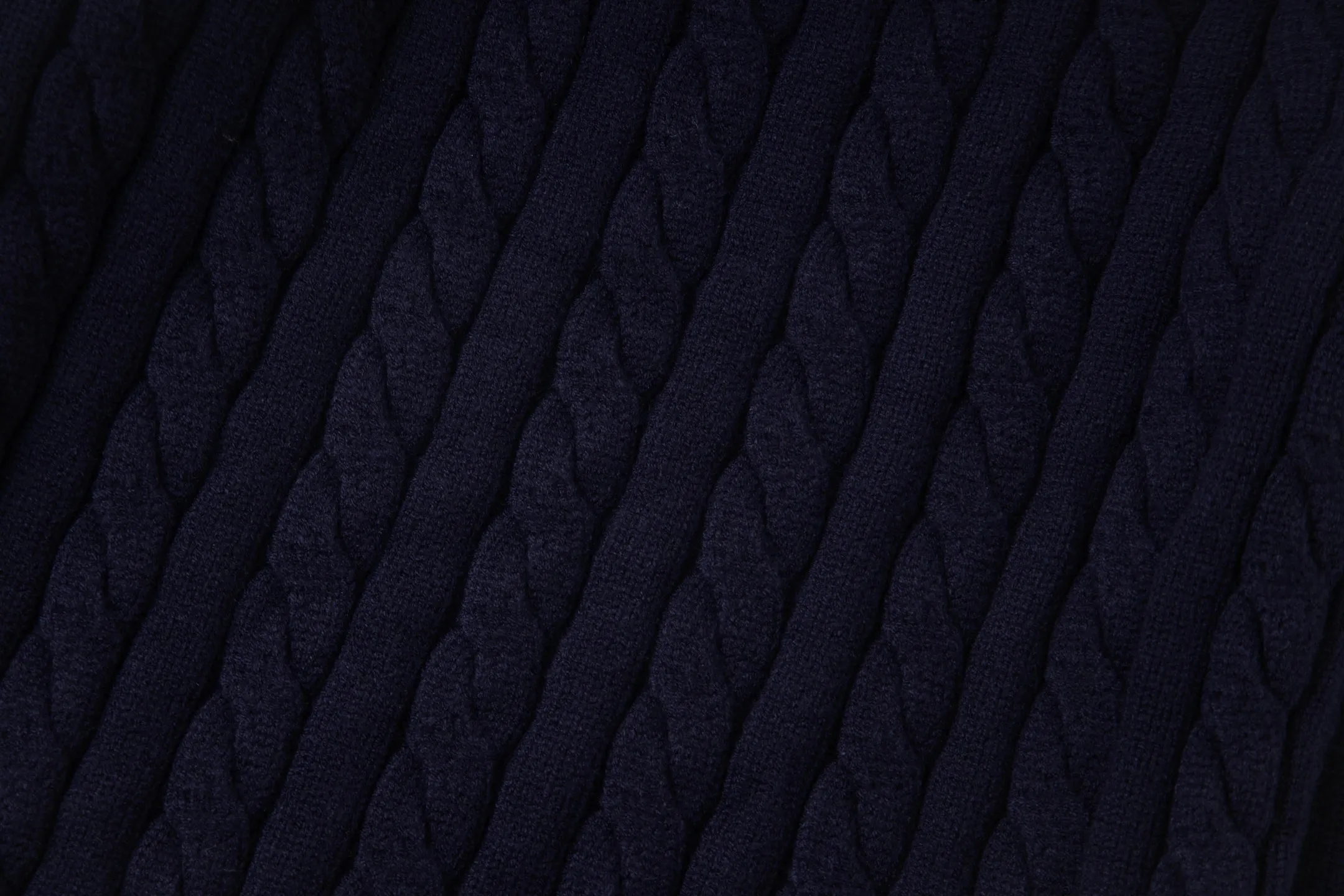 P250 model number: Y196 Ralph Lauren Men's half-zip twist sweater has a really nice style. It can be worn alone or as a jacket to be worn inside or outside. The upper body shows personal fashion charm. Four colors are available. Same style for men and women. A must-have item for new summer products. Hang tag. Hanging beads. Washable packaging bag. Full set of accessories. Very good appearance. Super exquisite workmanship. Size: S-XL